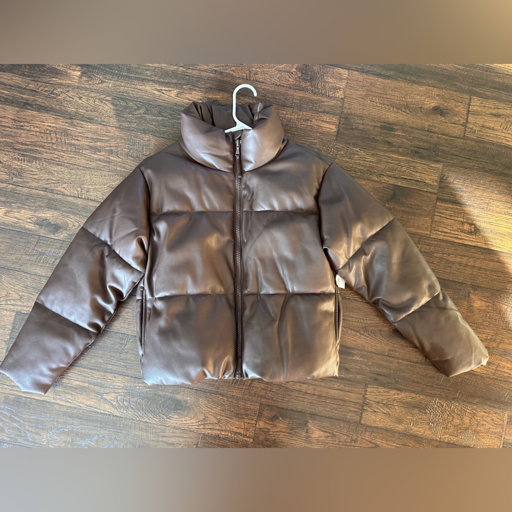 Old Navy Faux Leather Women's
Brown Puffer Jacket NWT SM CHOCOLATE SOFT cropped - Picture 3 of 15